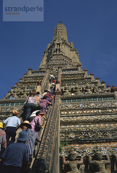 Touristen steigen Sie die Stufen des Wat Arun (Tempel der Morgenröte)  in Bangkok  Thailand  Südostasien  Asien