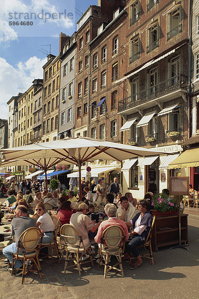 Touristen an Tischen im Hafengebiet Bürgersteig Cafés und Open-Air-Restaurants in der Stadt Honfleur  Basse-Normandie (Normandie)  Frankreich  Europa