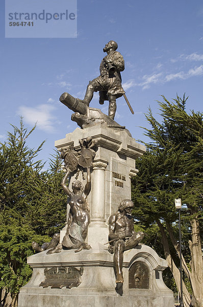 Magellan-Statue in Hauptplatz  Punta Arenas  Patagonien  Chile  Südamerika