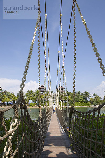 Hölzerne Hängeseilbrücke von Palawan Beach zum Aussichtspunkt thront auf der kleinen Insel am südlichsten Punkt des kontinentalen Asiens  Sentosa Island  Singapur  Südostasien  Asien