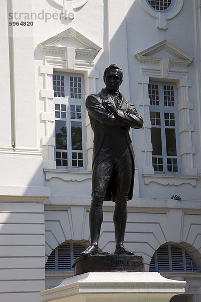 Original Bronze-Statue von Sir Stamford Raffles umgewandelt 1887 vor Victoria Theatre erbaut 1862  Civic District  Singapur  Südostasien  Asien