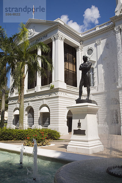 Victoria Theatre erbaut 1862  Concert Hall National Monument  mit Bronze-Statue von Sir Stamford Raffles Cast 1887 Civic District  Singapur  Südostasien  Asien