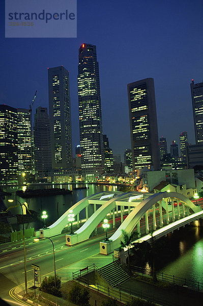 Die Elgin Bridge und die Hochhäuser des Bankenviertels beleuchtet nachts in Singapur  Südostasien  Asien