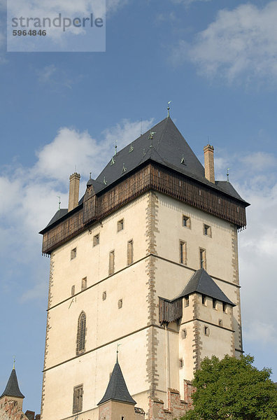 Turm der gotischen Burg Karlstejn  Dativ from1348  das meistbesuchte Schloss von Touristen im Land  Ortsteil von Karlstein  Mittelböhmen  Tschechien  Europa