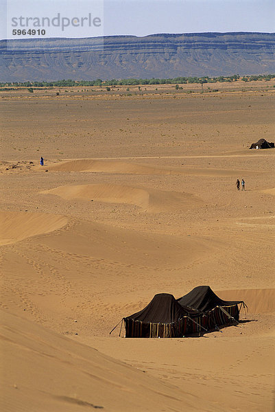 Hohe Ebenenansicht über Sanddünen  mit den schwarzen Zelten  in der Nähe von Tamegroute  Marokko  Nordafrika  Afrika