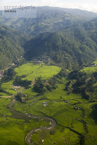 Luftbild von Reisfeldern auf Basis der Berge  Nepal  Asien