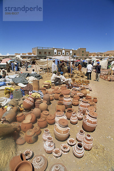 Töpfe zum Verkauf  Markt-Szene  Tinejdad  Marokko  Nordafrika  Afrika