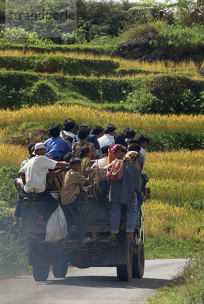 Überfüllte LKW Nahverkehr  bietet Toraja Region  Sulawesi  Indonesien  Südostasien  Asien