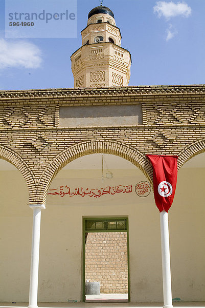 Moschee und Flagge  Tozeur  Tunesien  Nordafrika  Afrika