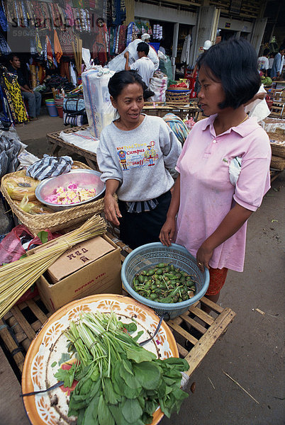 Zwei Frauen  Verkauf von Gemüse aus einem Stall im Markt zu Ubud auf der Insel Bali  Indonesien  Südostasien  Asien