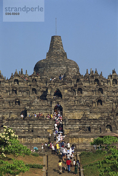 Touristenmassen am buddhistische Denkmal  Borobudur  UNESCO Weltkulturerbe  Java  Indonesien  Südostasien  Asien