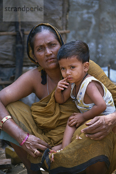 Mutter und Sohn in einem Slum in Dhaka  Bangladesch  Asien