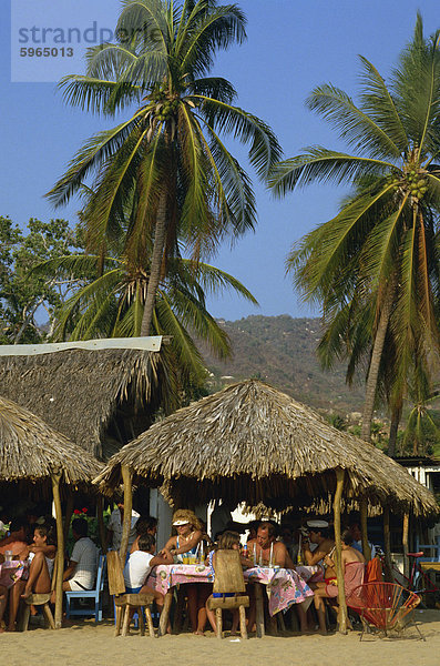 Touristen in einem Café am Strand von Acapulco  Mexiko  Nordamerika