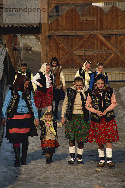 Gruppe von rumänischen Frauen und Kinder in traditioneller Kleidung außerhalb der Kirche in Bottiza  Rumänien  Europa