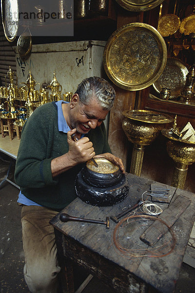 Porträt von einem Handwerker bei der Arbeit in einem Kupfer Souk  Khan el Khalili Basar  Kairo  Ägypten  Nordafrika  Afrika