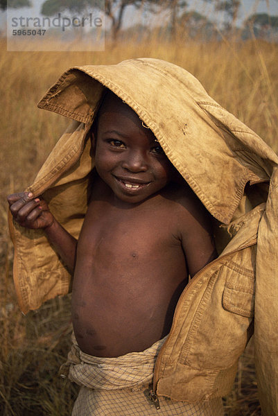 Porträt der jungen afrikanischen Kind  lächelnd und Blick auf die Kamera  Kagenyi Camp  Ostafrika  Sansibar  Tansania  Afrika