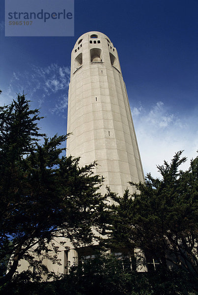 Flachwinkelansicht der Coit Tower  Telegraph Hill  San Francisco  California  Vereinigte Staaten von Amerika  Nord Amerika