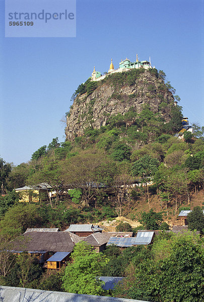 Der Tempel des Mount Popa  den Kern eines erloschenen Vulkans und Aufenthaltsort des Myanmars mächtigsten Nats (Götter)  Mount Popa  Myanmar (Birma)  Asien