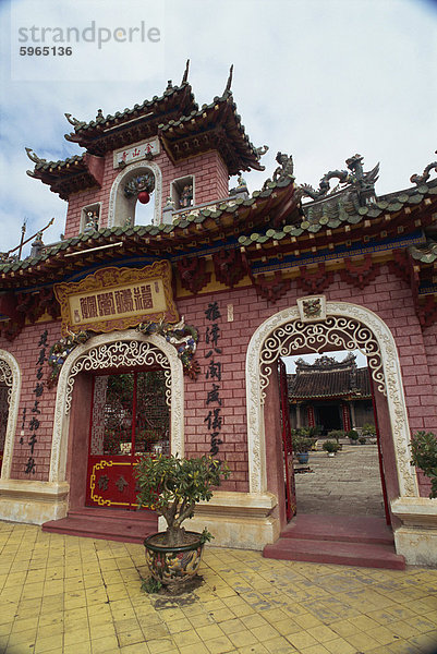 Aussenansicht eines chinesischen Tempels mit reich verzierten Dach und Wände in Hoi An  Vietnam  Indochina  Südostasien  Asien