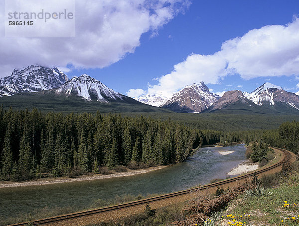 Beugen Sie Fluss und Bahn Morant die Kurve  von Bow Valley Parkway  Banff Nationalpark  UNESCO Weltkulturerbe  Rocky Mountains  Alberta  Kanada  Nordamerika