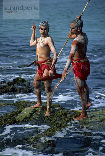 Zwei Aborigines mit Körper Dekoration Jagd Meeresfrüchten in Jervis Bay  New South Wales  Australien  Pazifik