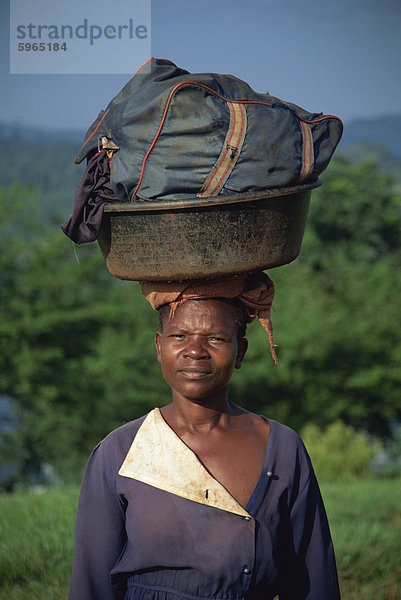 Frau  die Wäsche auf dem Kopf  Uganda  Ostafrika  Afrika