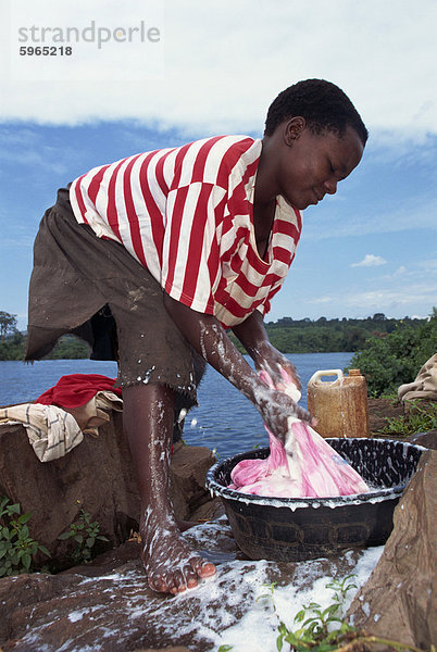 Frau Wäsche waschen  Uganda  Ostafrika  Afrika