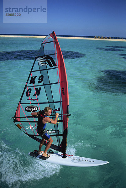 Britische Windsurfing Weltmeister Guy Cribb in ruhigen Gewässern über dem Roten Meer  Ägypten  Nordafrika  Afrika