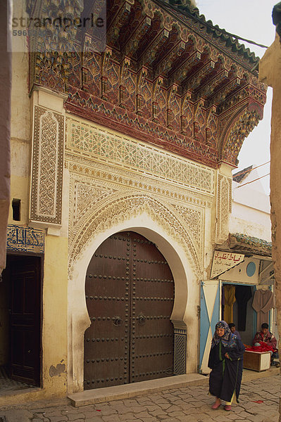 Straßenszene und großen Tor  Meknès  Marokko  Nordafrika  Afrika