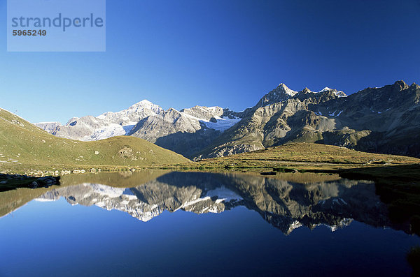 Dent Blanche und Ober Gabelhorn spiegelt sich im See  Zermatt  Wallis  Schweiz  Europa