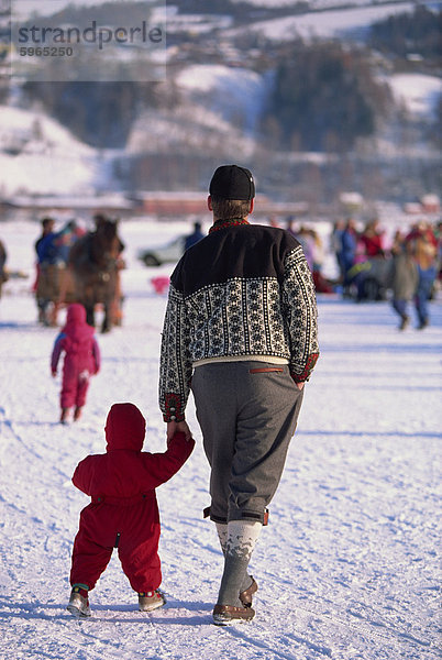 Vater Betrieb Kleinkind Hand  gehen auf Schnee  Norwegen  Skandinavien  Europa