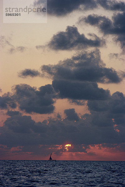 Seelandschaft mit Wolken am Himmel bei Sonnenuntergang