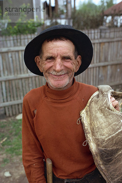 Porträt eines alten Mannes trägt einen schwarzen Hut im Hobbitza Dorf in Süd/west-Rumänien  Europa