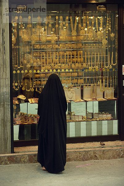 Frau in traditioneller Kleidung in gold Schaufenster  Bahrain  Naher Osten