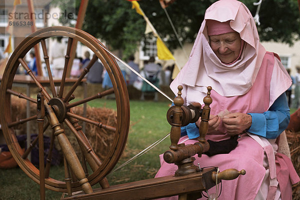 Frau in Tracht zeigen authentische spinning  mittelalterliche Fayre Witham  Essex  England  Vereinigtes Königreich  Europa