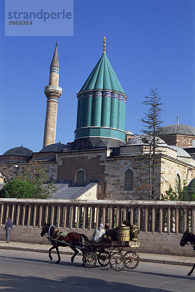 Pferdefuhrwerk übergibt das Mevlana-Tekke-Museum mit seinem grünen Turm und Minarett  ehemals Kloster oder Tekke  der tanzenden Derwische in Konya  Anatolien  Türkei  Kleinasien  Eurasien