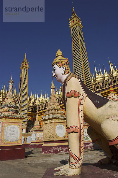 Ein Wächter Nat schützt die Paya  Thanboddhay Paya erbaut im 20. Jahrhundert durch Moehnyin Sayadaw  sagte enthalten mehr als 500000 Buddhastatuen  Monywa  Sagaing-Division  Myanmar (Birma)  Asien