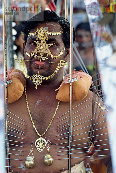 Porträt eines Mannes mit gepiercte Zunge und Spitzen in seine Haut während der Prozession Kavadis Thaipusam Festival der Reinigung in Singapur  Südostasien  Asien