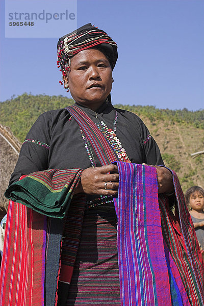 Ann Dame mit Textilien in Ann Dorf Kengtung (Kyaing Tong)  Shan-Staat in Myanmar (Birma)  Asien