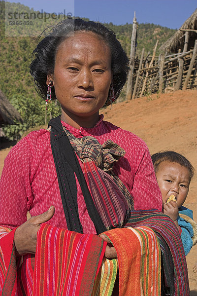 Ann Lady und Baby mit Textilien in Ann Dorf Kengtung (Kyaing Tong)  Shan-Staat in Myanmar (Birma)  Asien