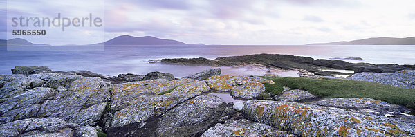 Blick Richtung Isle of Harris in der Dämmerung  aus Paible  Taransay  Äußere Hebriden  Schottland  Vereinigtes Königreich  Europa