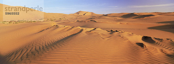 Sanddüne von der Erg Chebbi  Sahara-Wüste in der Nähe von Merzouga  Marokko  Nordafrika  Afrika