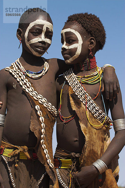 Zwei Hamer (Hamar) Mädchen tragen traditionelle Ziegenfell Kleid verziert mit Cowie Muscheln  Wahab(3) Dorf  Turmi  unteren Omo-Tal  Äthiopien  Afrika