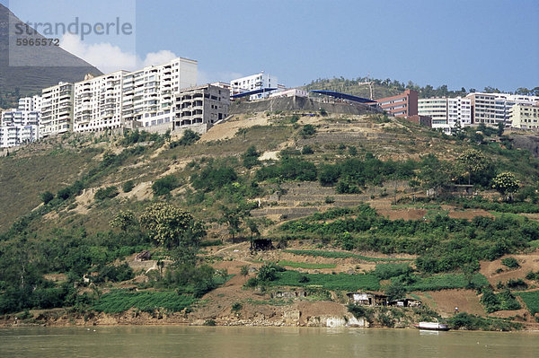 Ufer Land mit neuen Gehäuse über dem Reservoir Ebene  drei-Schluchten-Damm  Yangtze  China  Asien geflutet werden