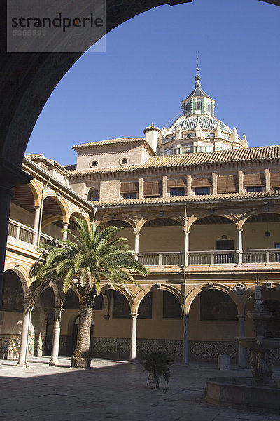 Europa Krankenhaus Andalusien Innenhof Hof Granada Spanien