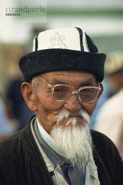 Porträt eines alten Mannes Kirgisisch mit weißen Bart  Filzhut und Gläser bei der Pferdemarkt am Balikchi in Kirgisien  Zentralasien  Asien