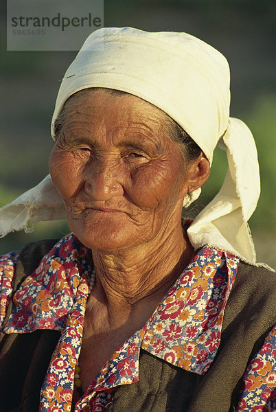 Porträt von eine alte kasachische Nomaden Frau in einem weißen Kopftuch in der Nähe von Bukhara  Uzbekistan  Zentral-Asien  Asien