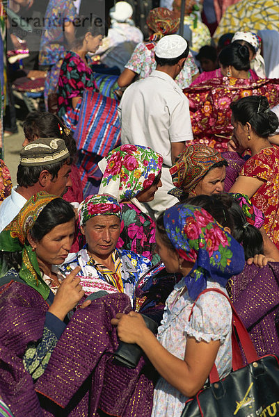 Helligkeit  Stadtmauer  Frau  Kleidung  Kleid  Schal  Asien  Buchara  Zentralasien  Markt  neu  alt  Usbekistan