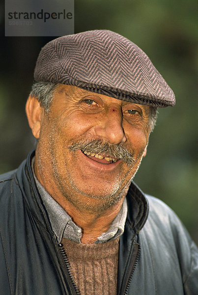 Porträt eines Mannes mit Schnurrbart und Schiebermütze  eine die Phaeton-Fahrer  bei Buyuk Ada am Prinzeninseln  Türkei  Kleinasien  Eurasien ist
