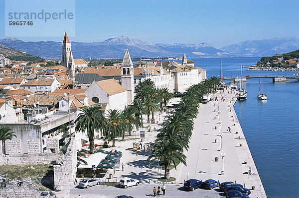 Promenade von der mittelalterlichen Stadt Trogir  UNESCO-Weltkulturerbe  nördlich von Split  Kroatien  Europa